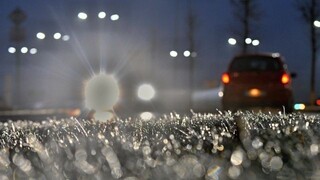 Pozor na cestách. Varujú pred poľadovicou i hmlou